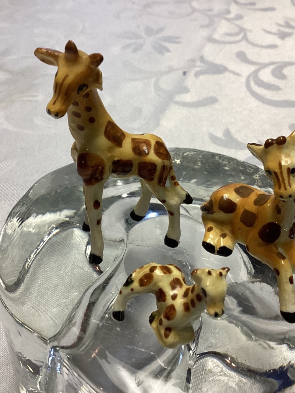 GIRAFFE FIGURINES MOM N KIDS. VINTAGE SMALLER ITEMS
